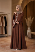 Robe marron brodée